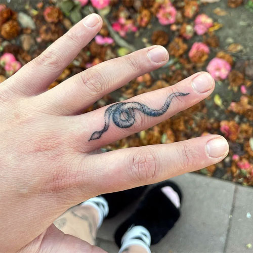 40 Coolest Finger Tattoos Ideas For Men 29