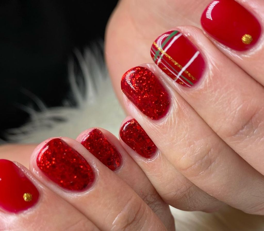 Red and Green Christmas Nail Designs 2