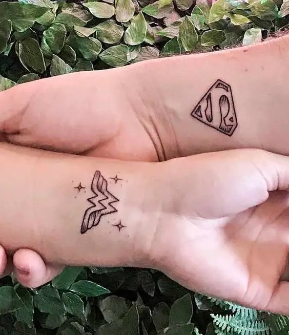 tatuagem casal superman e mulher maravilha